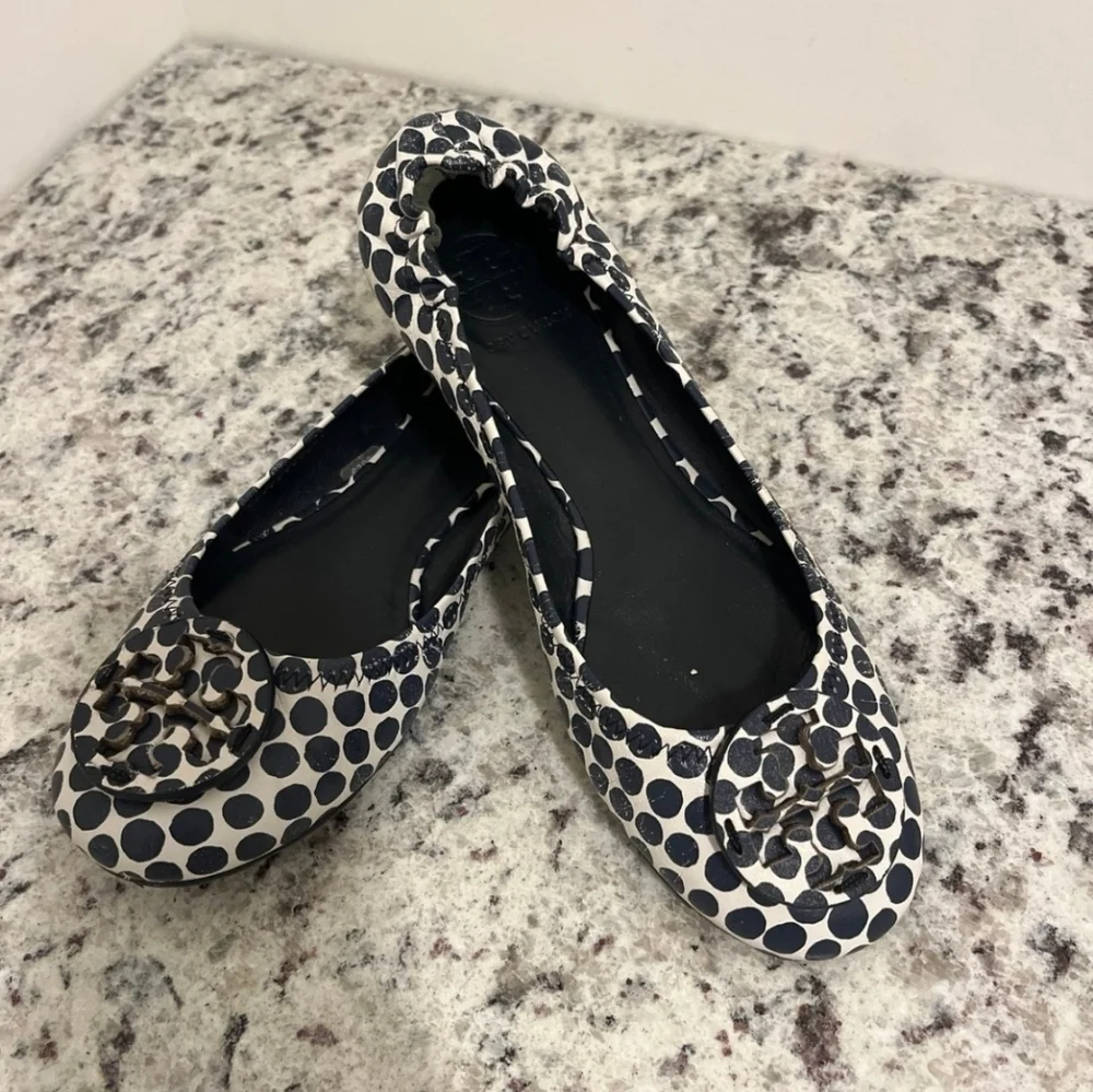 🔹️TORY BURCH🔹️ navy blue & white polka dots Ballet flats size 8 ✨️💙